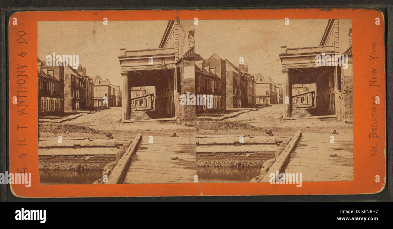 Un'immagine stereoscopica della collezione Robert N. Dennis raffigurante Vendree Range, una strada commerciale chiave a Charleston, S.C., durante la guerra. L'edificio sulla sinistra è dove il primo guscio è stato strutturato durante il conflitto. Foto Stock