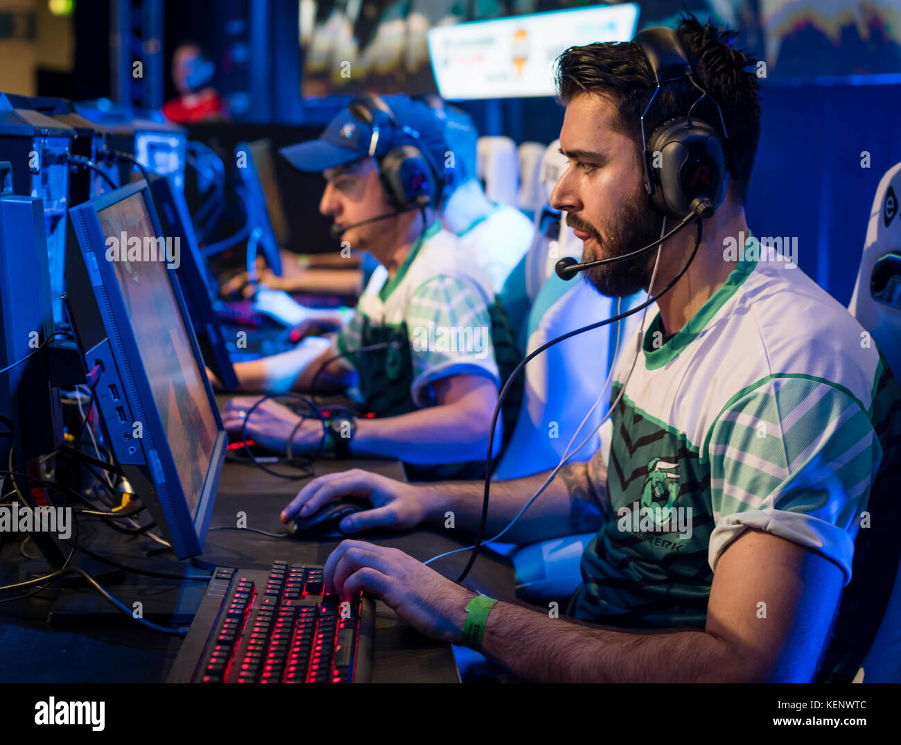 Zurigo, Svizzera. 22 ottobre, 2017. La concentrazione sul palco durante il Counter-Strike (CSGO) eSports torneo a Zurigo Game Show 2017. La Zurigo annuale Game Show a al centro espositivo di Zurigo, la Svizzera è la più grande eSports e computer gaming event. Credito: Erik Tham/Alamy Live News Foto Stock