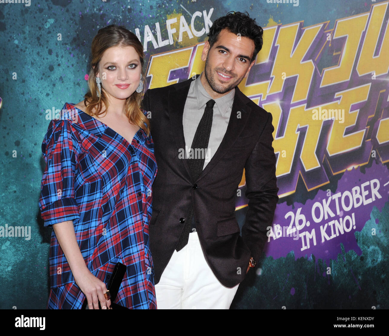 Gli attori Elyas M'Barek e Jella Haase arrivano alla prima del loro film 'Fack Ju Goehte 3' nel cinema Mathaser Filmpalast di Monaco, Germania, 22 ottobre 2017. Il film sarà distribuito dalla Constantin Film il 26 ottobre 2017. Foto: Ursula Düren/dpa Foto Stock