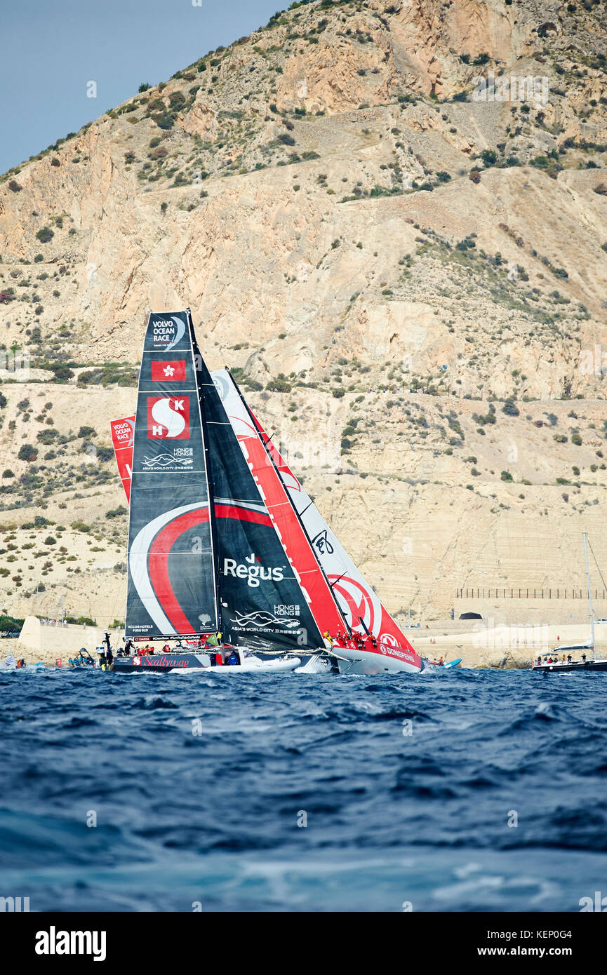 Alicante, Spagna. 22 ottobre, 2017. Volvo Ocean race leg 1 alicante a Lisbona, (l-r) sun hung kai scallywag squadra capitanata da David witt dongfeng race Team capitanata da Charles caudrelier in azione durante la fase iniziale della gamba 1 credito: pablo freuku/alamy live news Foto Stock