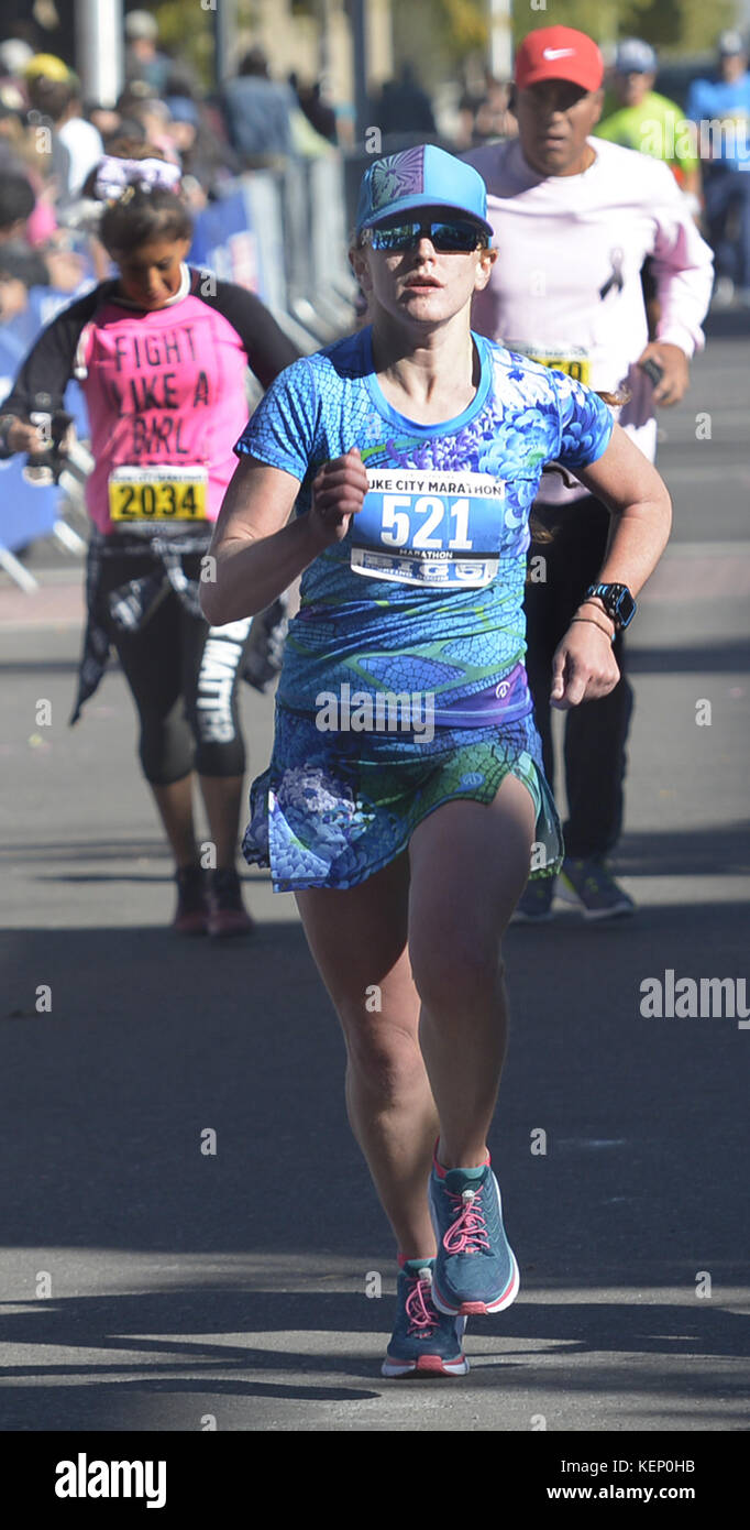 Stati Uniti 22 ottobre, 2017. Sport -- Roxanne Wegman di El Paso è termina il duca City marathon di domenica 22 ottobre, 2017. Gli Stati Uniti Esercito capitano da Ft. Bliss è stata la prima donna con un tempo di 3:13.27. Credito: Greg assorbitore/Albuquerque ufficiale/ZUMA filo/Alamy Live News Foto Stock