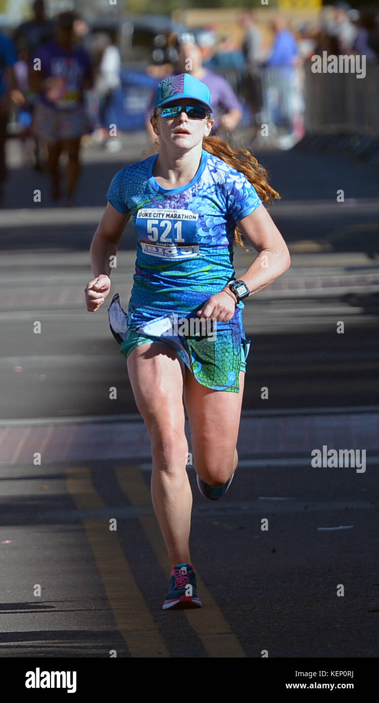 Stati Uniti 22 ottobre, 2017. Sport -- Roxanne Wegman di El Paso è termina il duca City marathon di domenica 22 ottobre, 2017. Gli Stati Uniti Esercito capitano da Ft. Bliss è stata la prima donna con un tempo di 3:13.27. Credito: Greg assorbitore/Albuquerque ufficiale/ZUMA filo/Alamy Live News Foto Stock