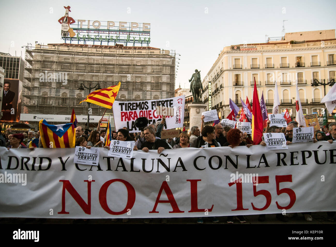 Madrid, Spagna. 22 ottobre, 2017. persone che mostra la solidarietà con la Catalogna indipendenza impegnativo processo di libertà per i leader catalana Jordi Sanchez e jordi cuixart (noto come 'los jordis') che si trovano in carcere accusate di sedizione, in Spagna a Madrid. Credito: Marcos del mazo/alamy live news Foto Stock