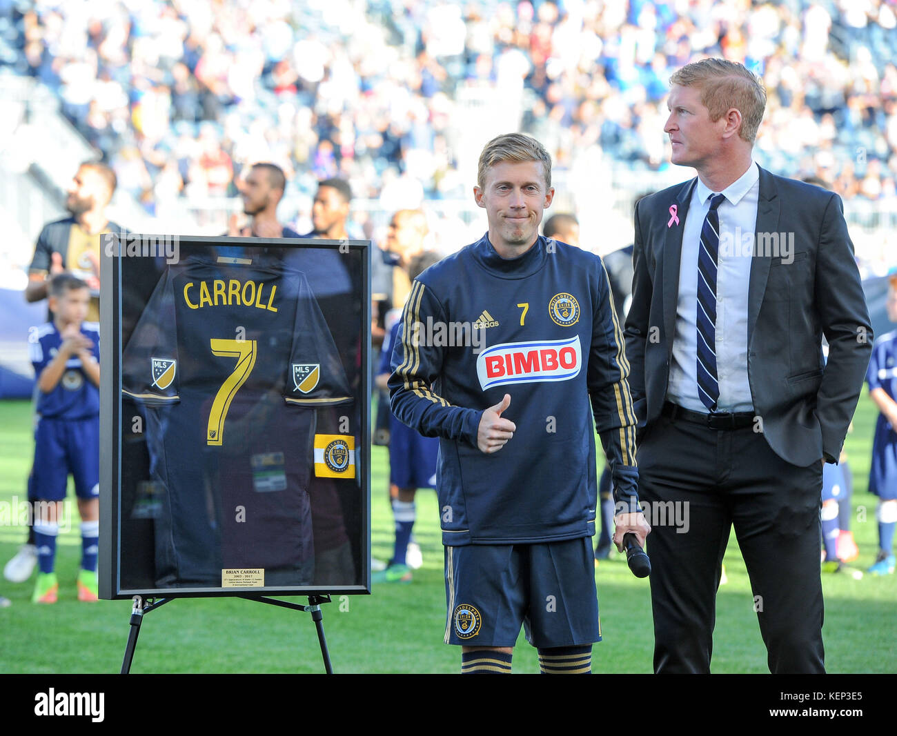 Chester, Pennsylvania, USA. 22 ottobre, 2017. Unione di Philadelphia management presenta Brian Carroll con una cornice per una jersey durante la sua cerimonia di pensionamento a Talen Energy Stadium di Chester in Pennsylvania Credito: Ricky Fitchett/ZUMA filo/Alamy Live News Foto Stock