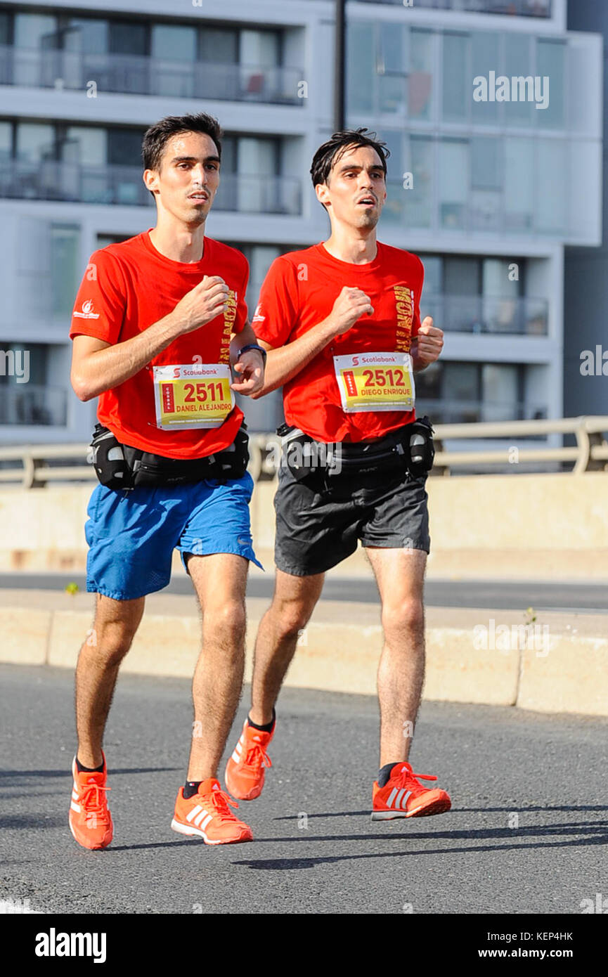 Toronto, Canada. Il 22 ottobre 2017. I RUNNER SONO prendendo parte alla scotiabank toronto waterfront marathon concorrenza credito: anatoliy cherkasov/alamy live news Foto Stock