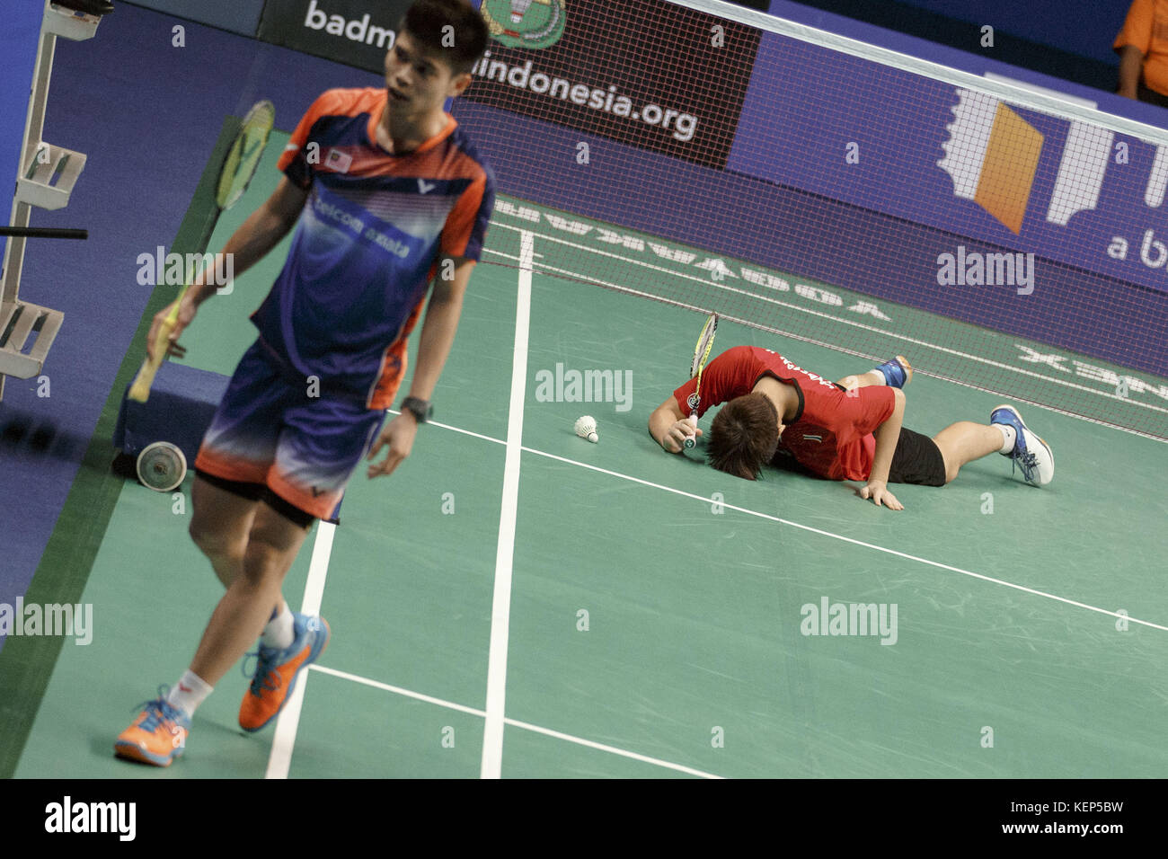 Yogyakarta, Yogyakarta, Cina. 22 ottobre, 2017. Yogyakarta, Indonesia-22 Ottobre 2017:(solo uso editoriale. Cina OUT).Thai badminton player Kunlavut Vitidsarn vince i campionati a BWF Junior World Championships finale in Yogyakarta, Indonesia. Credito: SIPA Asia/ZUMA filo/Alamy Live News Foto Stock