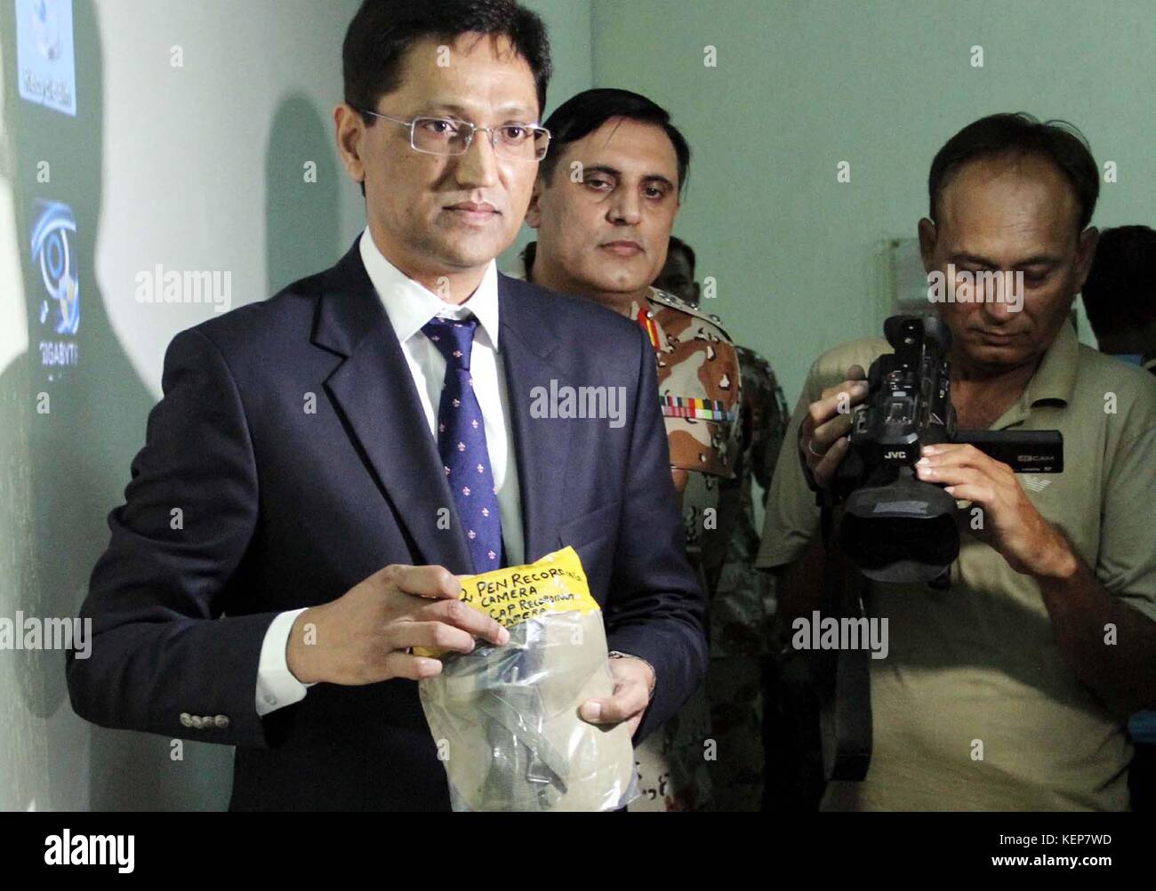 Ctd chief amir farooqi fornisce informazioni circa sequestrati munizioni ed equipaggiamento tattico recuperato da terroristi durante l'operazione contro ansar-ul- shariah, a Karachi domenica 22 ottobre, 2017. Foto Stock