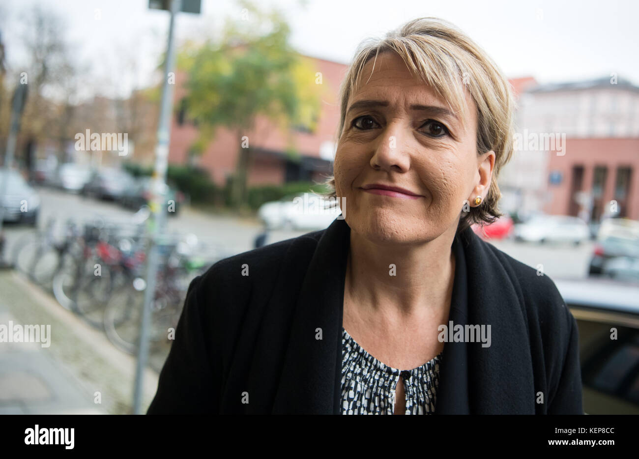 Berlino, Germania. 23 ottobre 2017. Simone Peter, presidente federale del partito Alleanza 90/Verdi arriva per una riunione del Consiglio federale del suo partito a Berlino, in Germania, 23 ottobre 2017. Crediti: Bernd von Jutrczenka/dpa/Alamy Live News Foto Stock