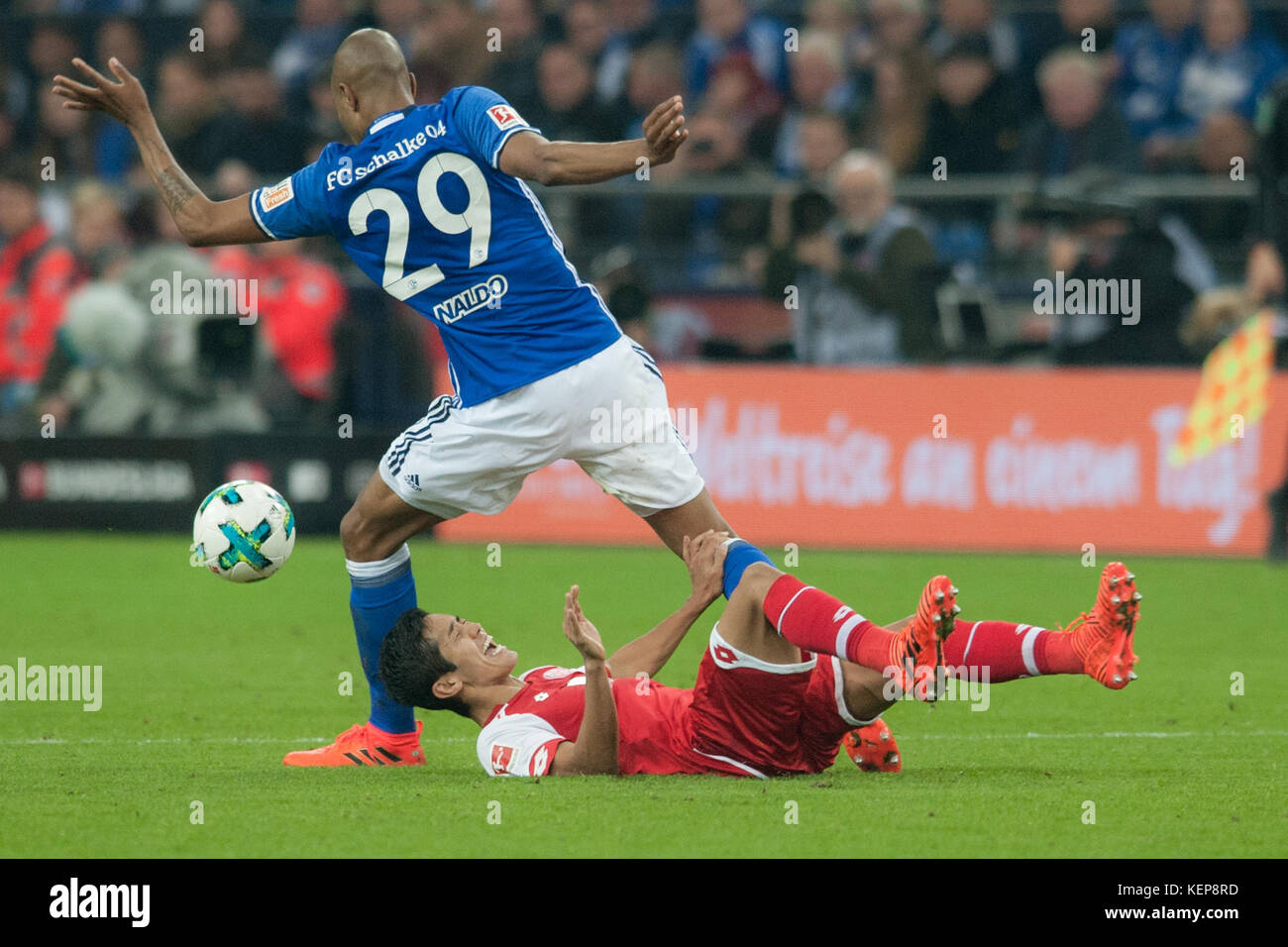 Gelsenkirchen, Germania. 20 ottobre 2017. NALDO (li., GE) contro Yoshinori MUTO (MZ), Aktion, duelli, Fussball 1. Bundesliga, 9 anni. Spieltag, FC Schalke 04 (GE) - FSV FSV Mainz 05 (MZ) 2:0, AM 20.10.2017 a Gelsenkirchen/Germania. |utilizzo del credito mondiale: dpa/Alamy Live News Foto Stock