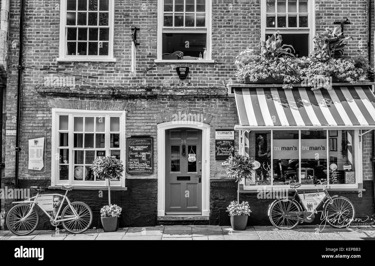 Vecchio edificio con le biciclette Foto Stock
