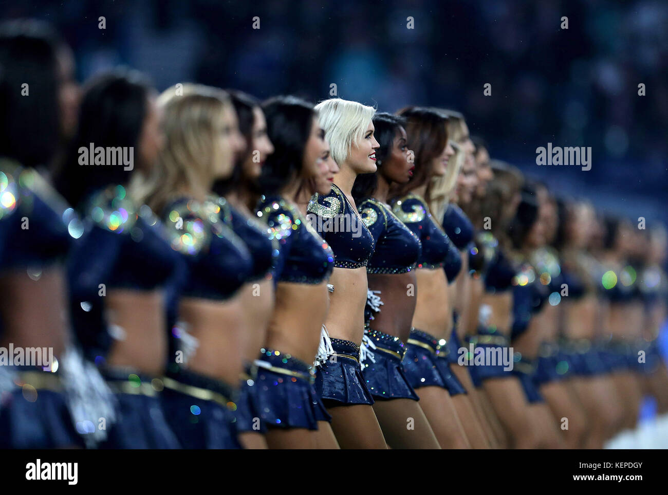 Los Angeles Rams cheerleaders durante la partita International Series NFL a Twickenham, Londra. Foto Stock