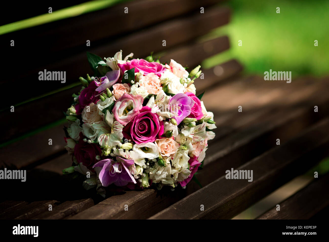 Bellissimo mazzo di nozze con fiori colorati. Accessori per la sposa. Foto Stock