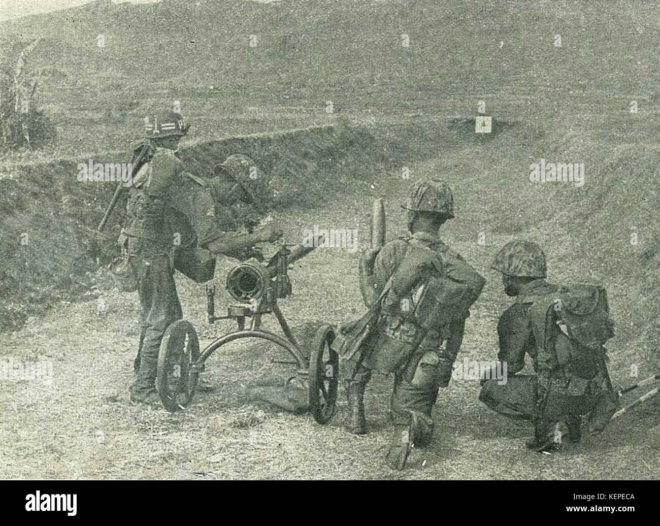 Marina Indonesiana commandos formazione con recoilless rifle, Jalesveva Jayamahe, p125 Foto Stock