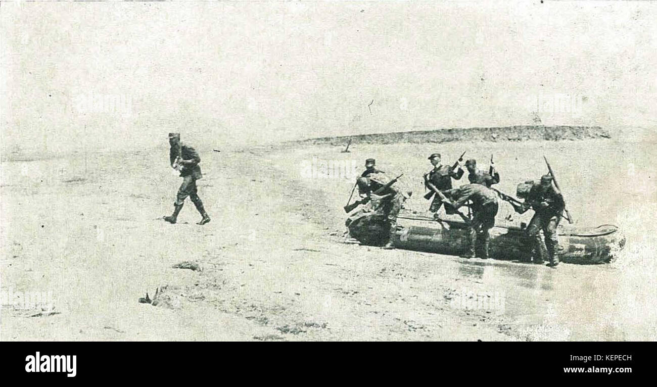 Una fotografia che mostra l'addestramento dei commando della Marina indonesiana per un'operazione di sbarco a Jalesveva Jayamahe, catturando la preparazione militare e le tattiche operative utilizzate negli sbarchi navali. Questa immagine mette in evidenza la formazione e le capacità strategiche delle forze indonesiane. Foto Stock