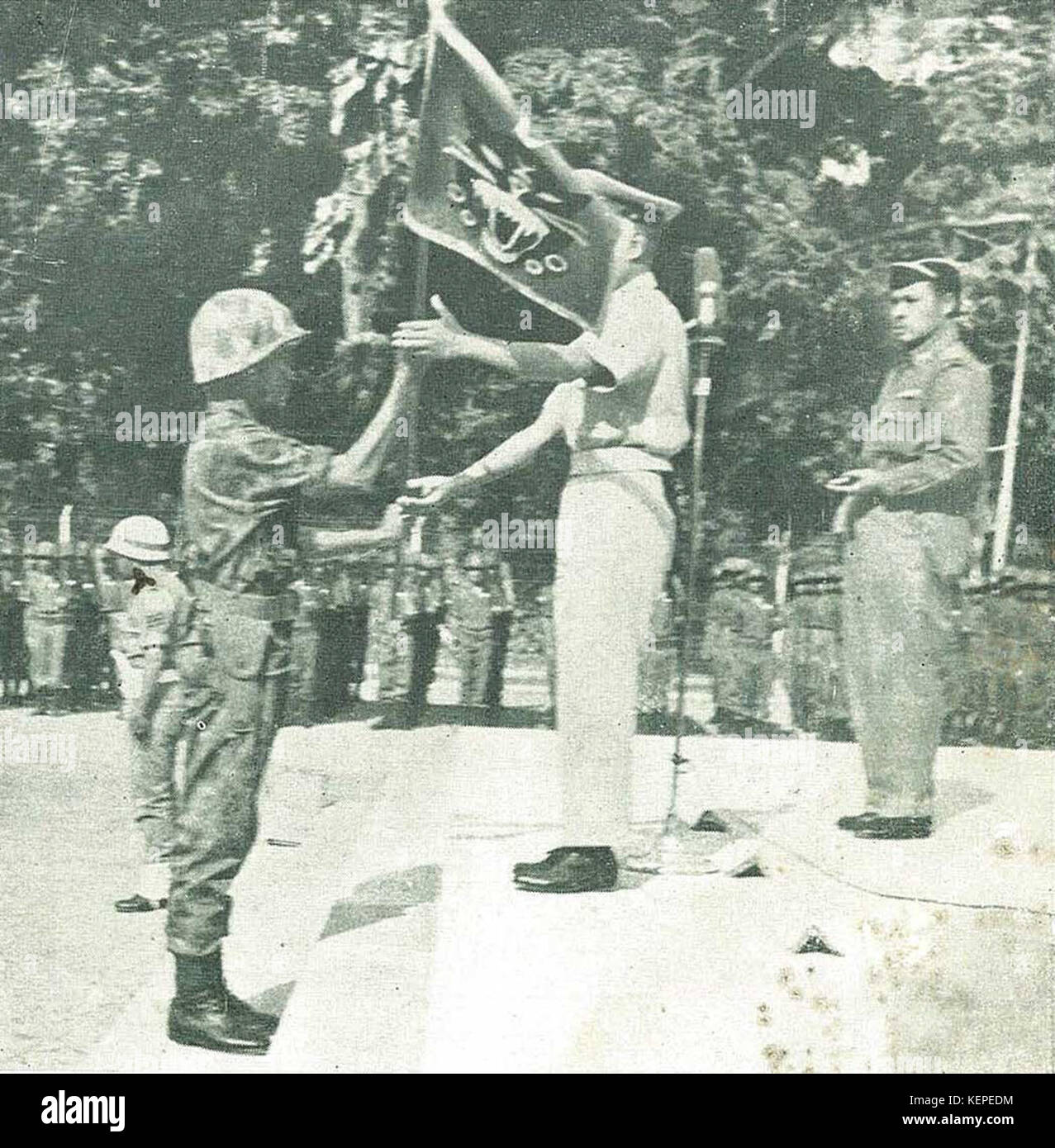 Bandiera essendo data a Soebais, Jalesveva Jayamahe, p164 Foto Stock