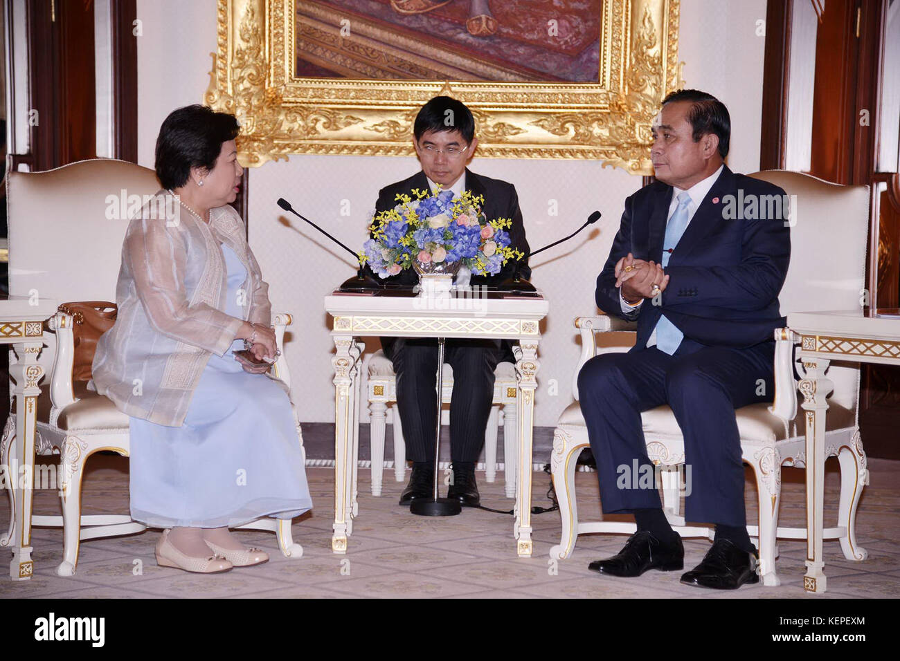 Ambasciatore Mary Jo A. Bernardo Aragona e primo ministro Prayuth Chan o cha riunisce al governo thailandese House Foto Stock