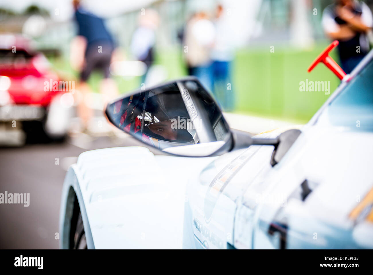 Circuito di Vallelunga, in Italia il 24 settembre 2017. Mitjet auto conducente della vista di dettaglio da specchio retrovisore sulla griglia di partenza, la messa a fuoco sullo specchio Foto Stock