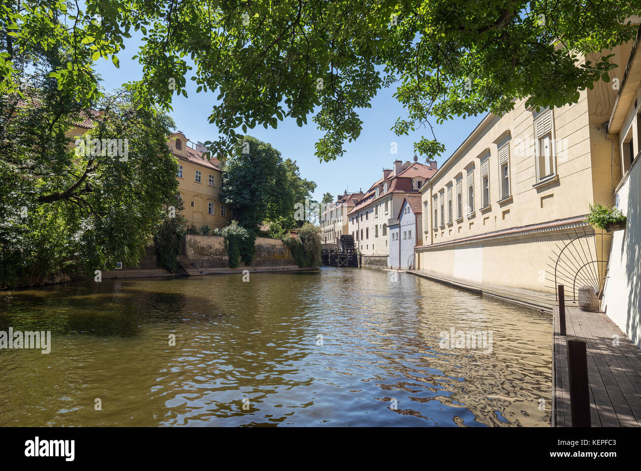 Edifici vecchi e canale d'acqua sull'isola di Kampa a praga repubblica ceca in una giornata di sole in estate. Foto Stock