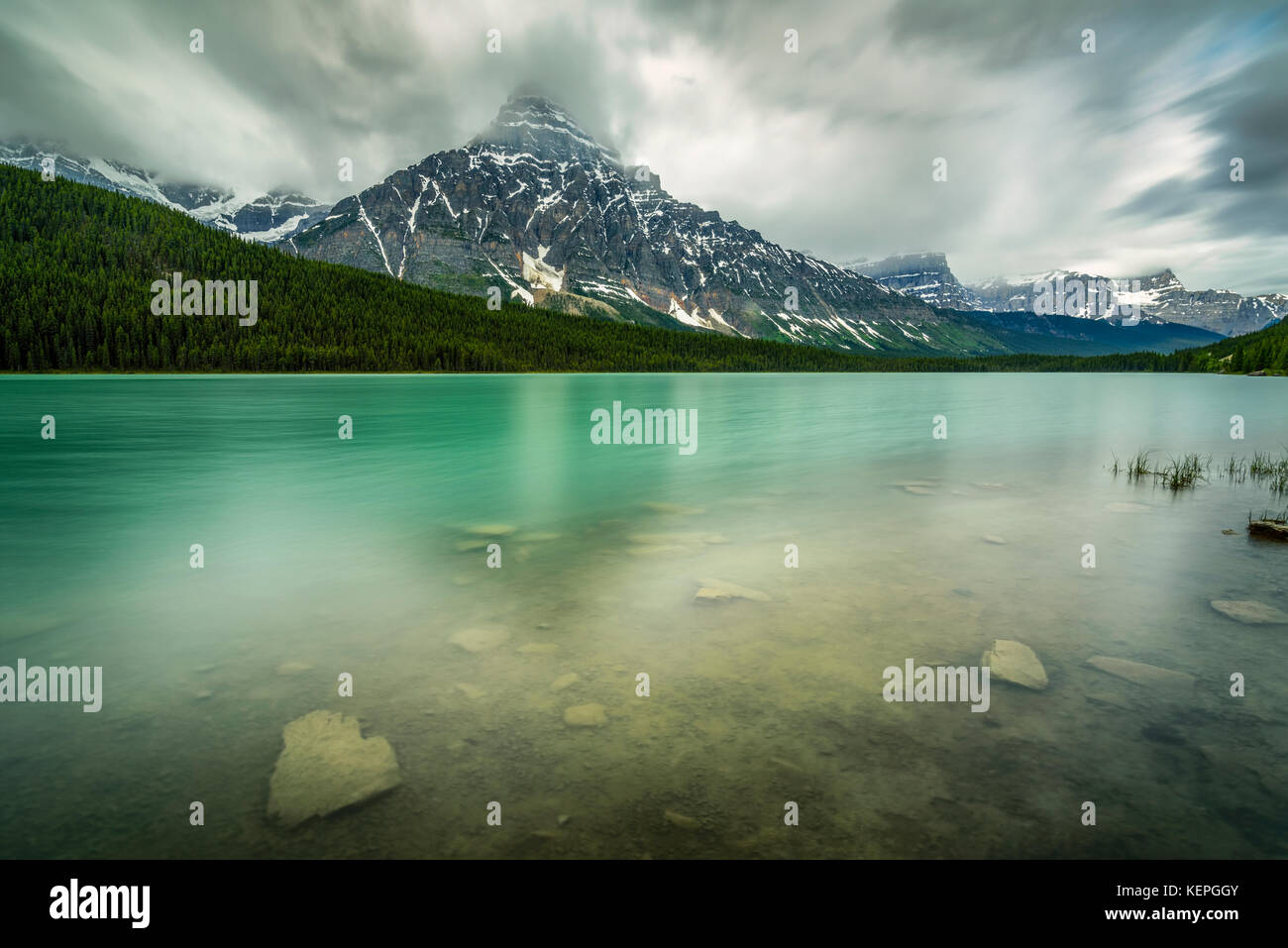 Overfowl lago lungo la Icefields Parkway Foto Stock