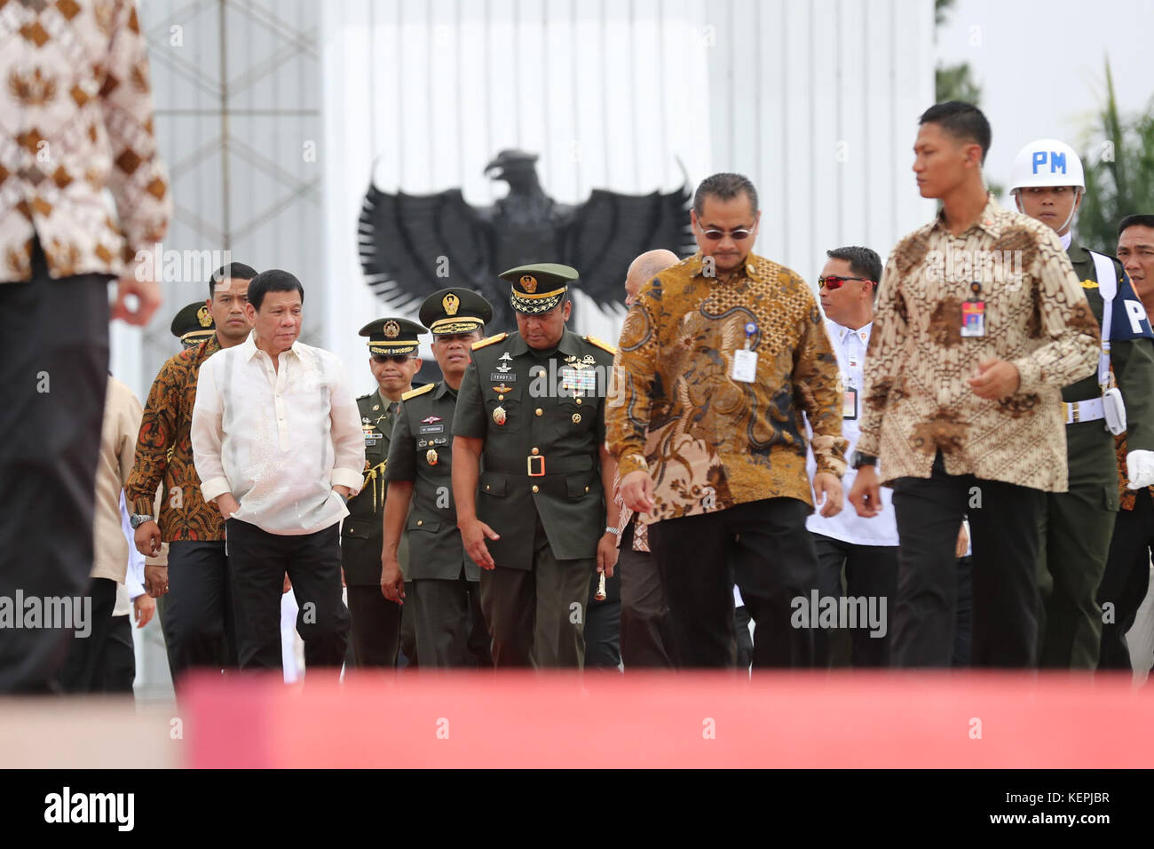 Presidente Rodrigo Duterte è accompagnata da Indonesiano funzionari durante una ghirlanda di cerimonia di posa a Kalibata Cimitero Nazionale di Jakarta, Indonesia il 9 settembre Foto Stock