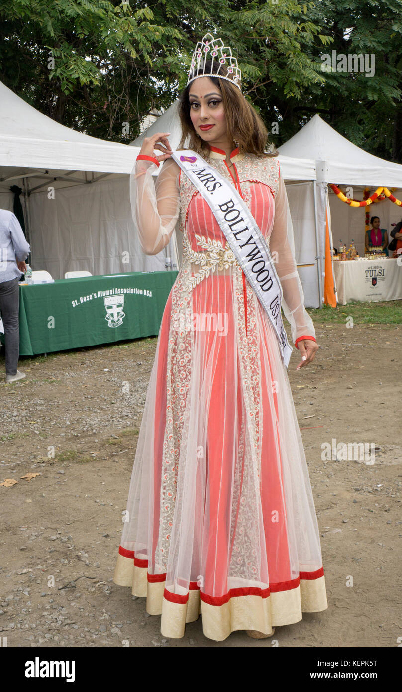 La sig.ra Bollywood 2017 Nadia Nalini Neubert presso il Diwali per il giro della Papamobile in Richmond Hill, Queens, a New York. Foto Stock