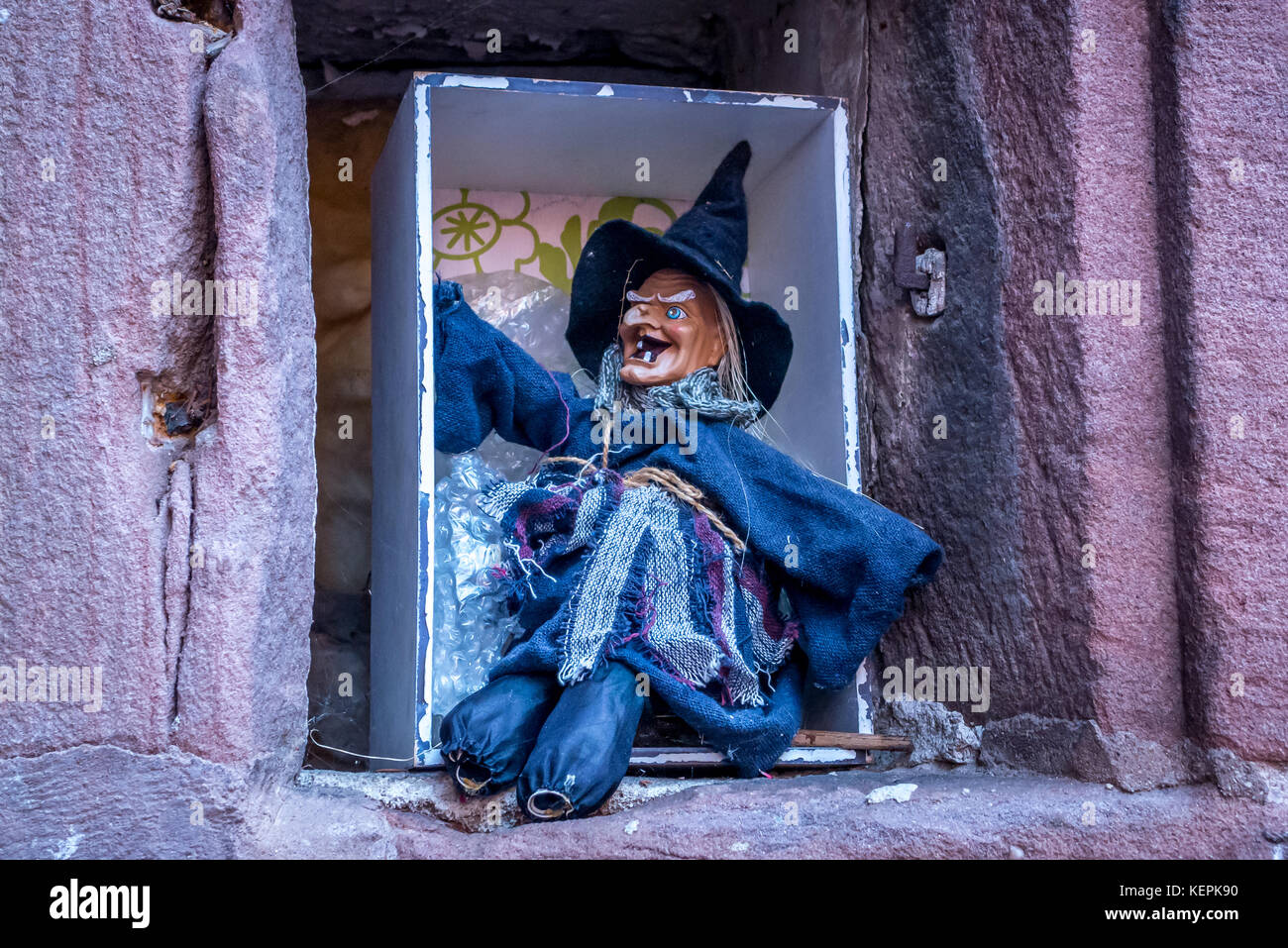 Un Halloween witch bambola in riquewihr, Alsazia in Francia Foto Stock