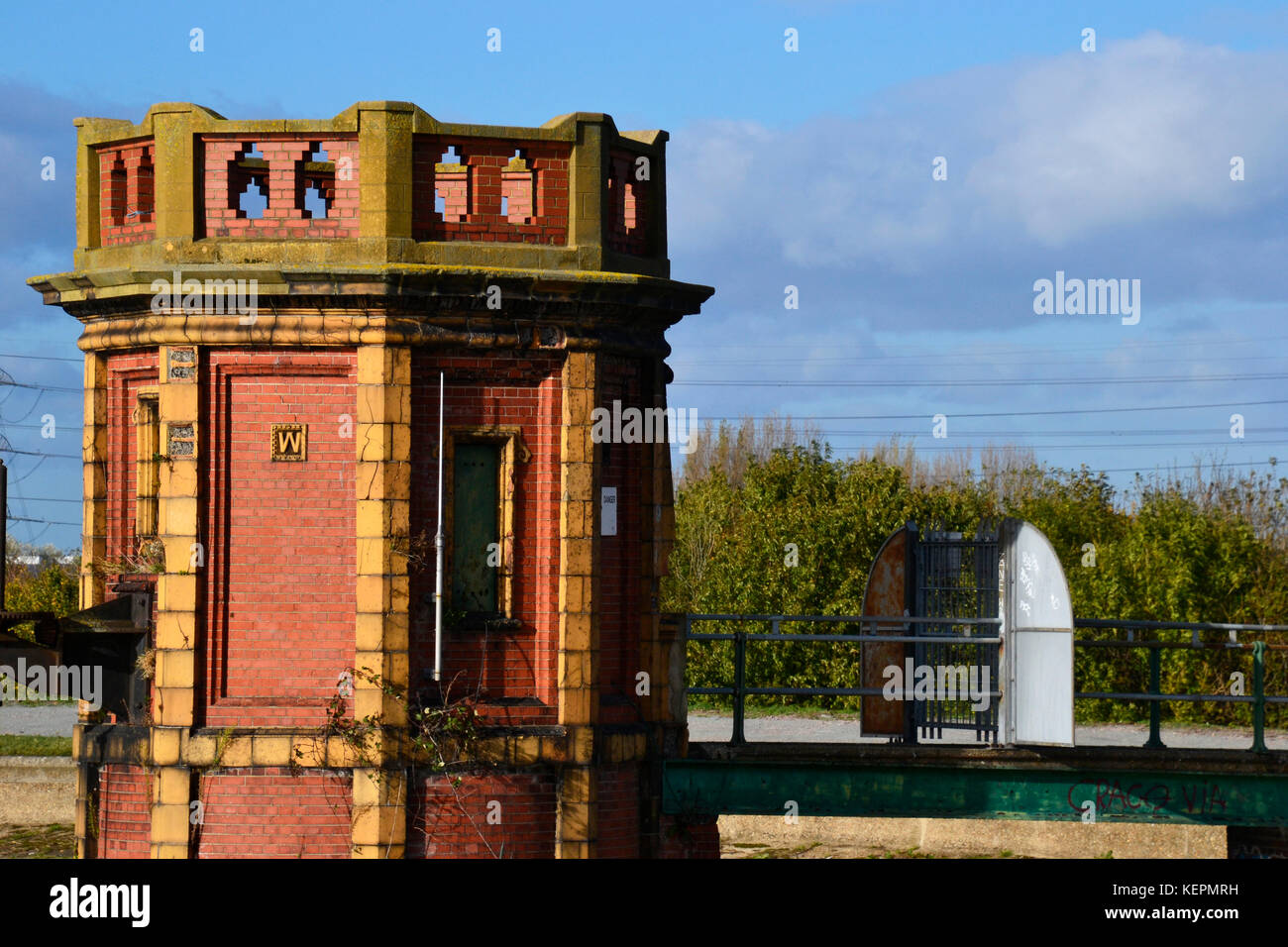 In mattoni rossi torre ottagonale a Walthamstow zone umide, Londra. Wetland Centre. Foto Stock