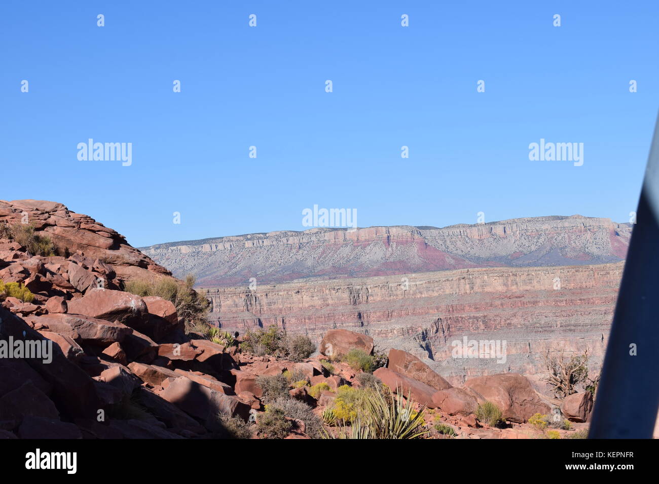 Fantastici panorami dal Grand Canyon skywalk, a forma di ferro di cavallo ponte a sbalzo con un passaggio in vetro sospesa 4000 ft sopra il Grand Canyon. Foto Stock