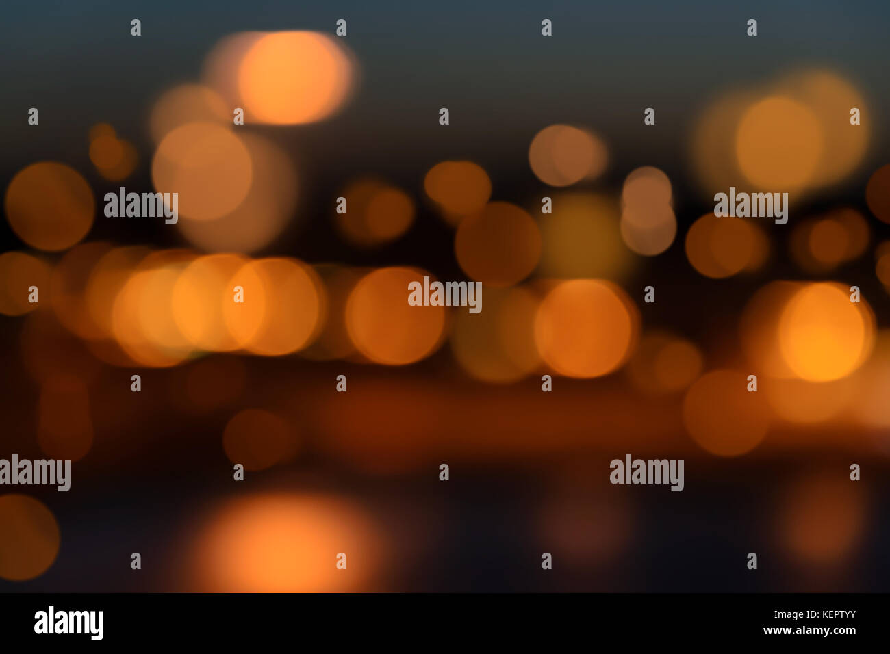 Luci della città con un bellissimo effetto bokeh di fondo. Foto Stock