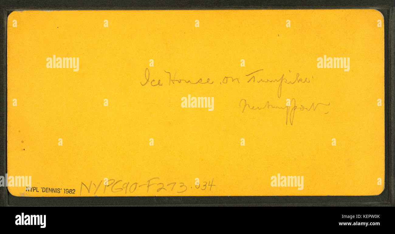 Vista di persone in piedi su una strada commerciale, chiesa visibile in background, da S. C. Reed Foto Stock