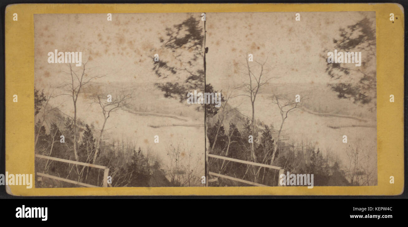 Questa immagine stereoscopica storica offre una vista del fiume Harlem da High Bridge nella contea di Westchester, mostrando i dintorni panoramici e l'architettura. Foto Stock