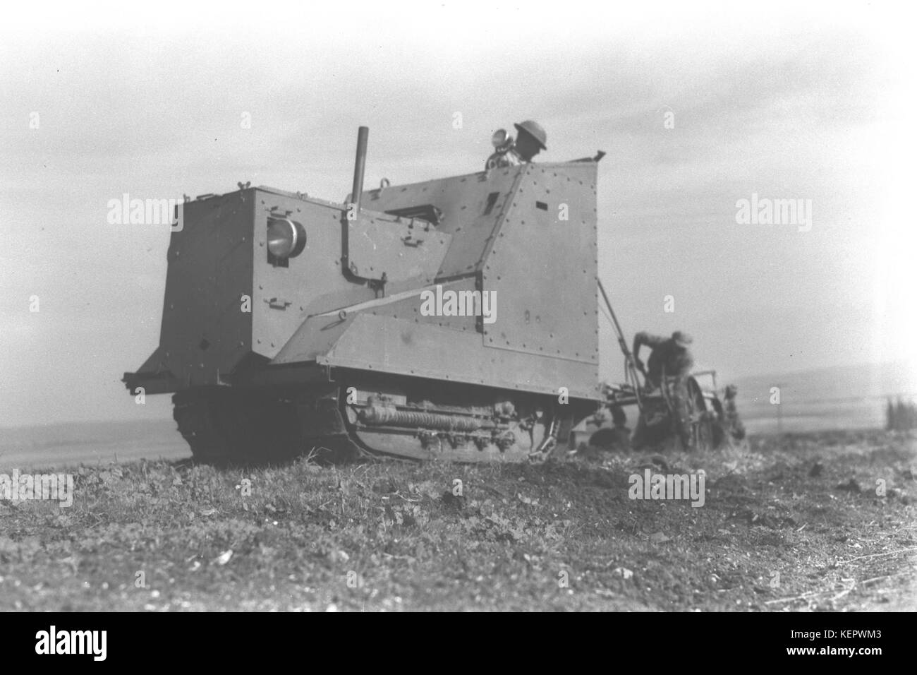 Un trattore blindato arando un campo, Mishmar HaEmek, 1938 Foto Stock