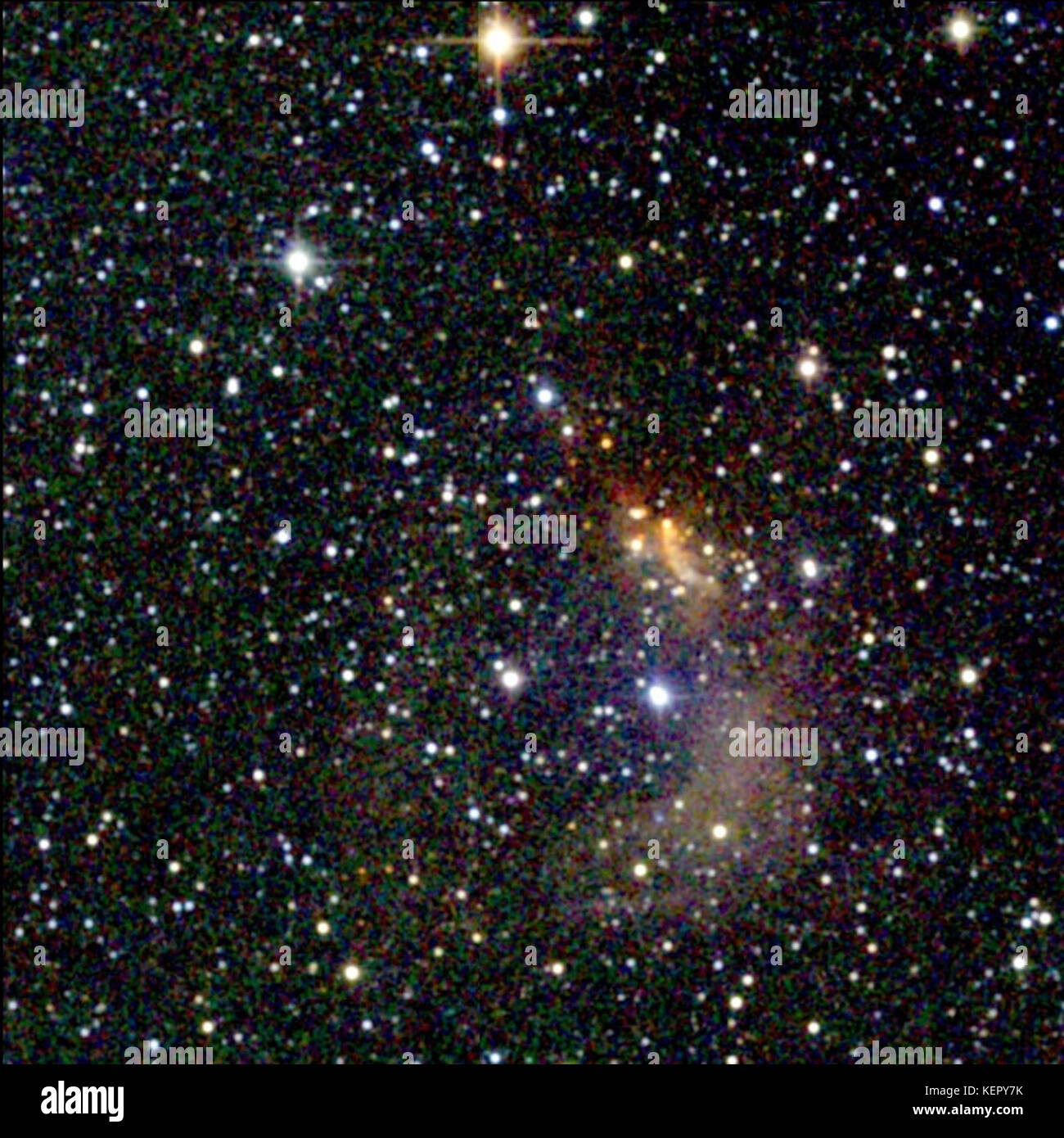 NGC 2626 è una galassia catalogata nel New General Catalogue (NGC). Questa galassia fa parte delle osservazioni astronomiche del cielo profondo, offrendo una visione delle strutture celesti. Foto Stock