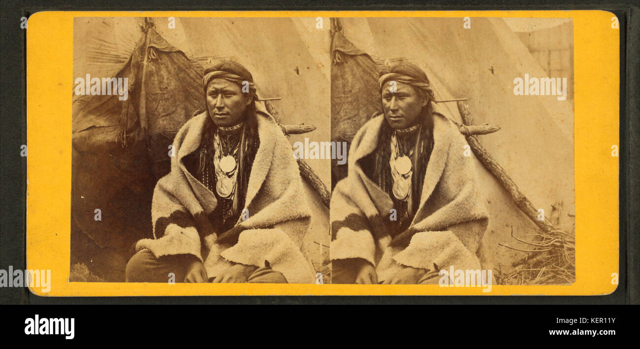 Ritratto di Native American uomo di fronte teepee, da Robert N. Dennis raccolta di vista stereoscopica Foto Stock