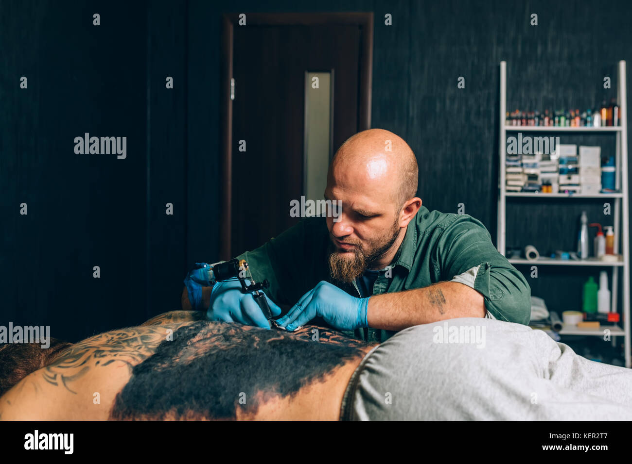 Tatuaggio artista master fa un tatuaggio. closeup Foto Stock