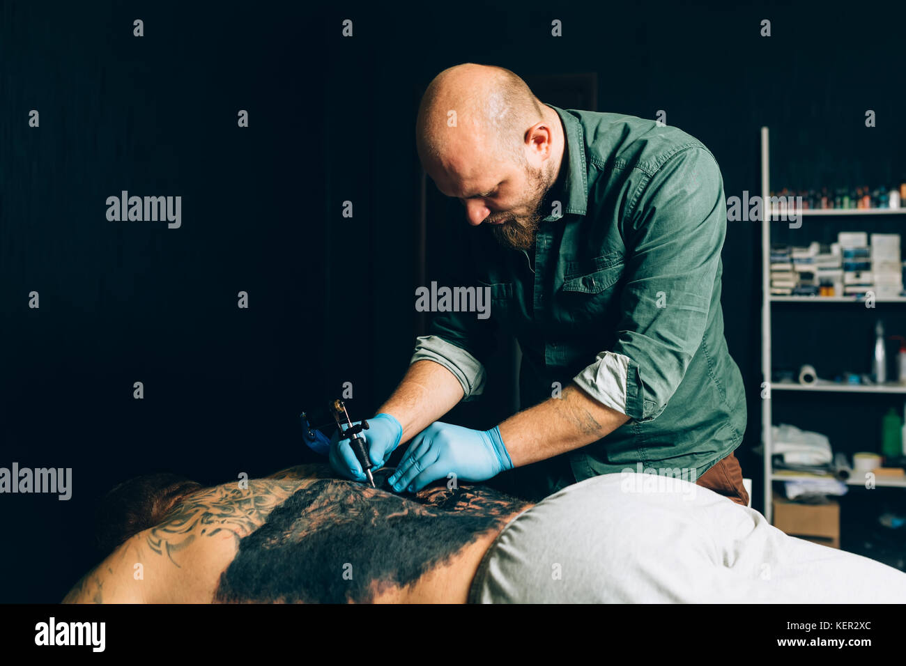 Tatuaggio artista master fa un tatuaggio. closeup Foto Stock