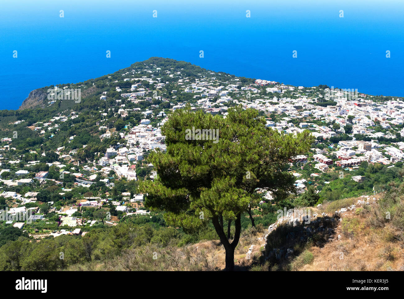 Il comune di Anacapri visto dalla vetta del monte solaro sull'isola di Capri, Italia. Foto Stock