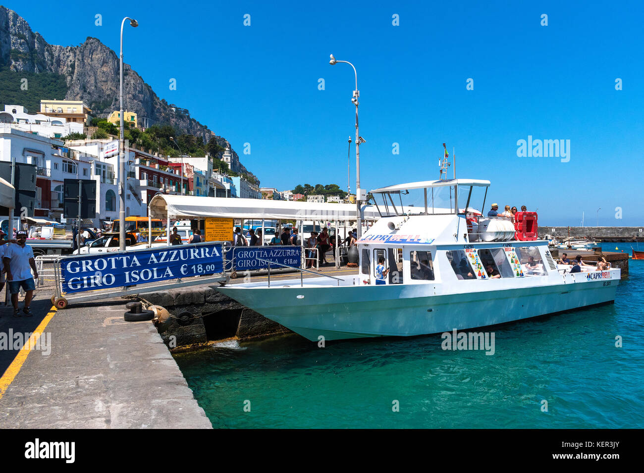 Tourist imbarcarsi per un viaggio in barca per la grotta azzura da marina grande sull'isola di Capri, Italia. Foto Stock
