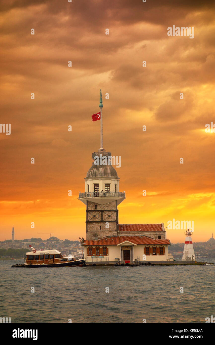 Vista al tramonto sul Bosforo sull'isola della Torre Maiden´s e sul Corno d'Oro visto da Uskudar. Istanbul. Turchia Foto Stock