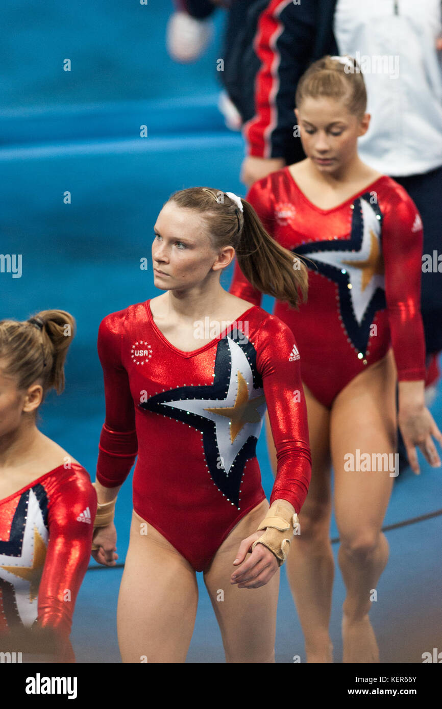 Bridget Sloan e Shawn Johnson (USA) gareggiano nella qualificazione femminile ai Giochi Olimpici estivi del 2008, Pechino, Cina Foto Stock