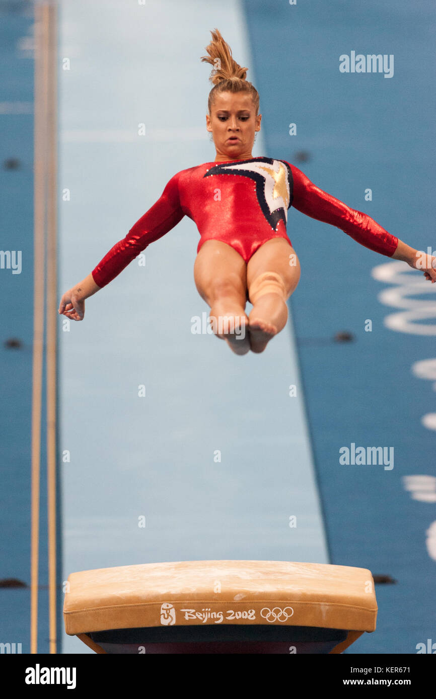 Alicia Sacramone (USA) gareggia sulla volta nella qualificazione femminile ai Giochi Olimpici estivi del 2008, Pechino, Cina Foto Stock
