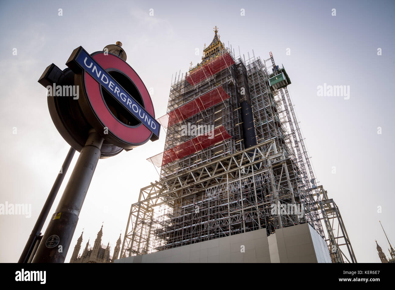 Il Big Ben e Westminster's agli edifici del Parlamento visto con i ponteggi pronto per il programma di rinnovamento che potrebbe prendere 4 anni e il costo £29m. Foto Stock