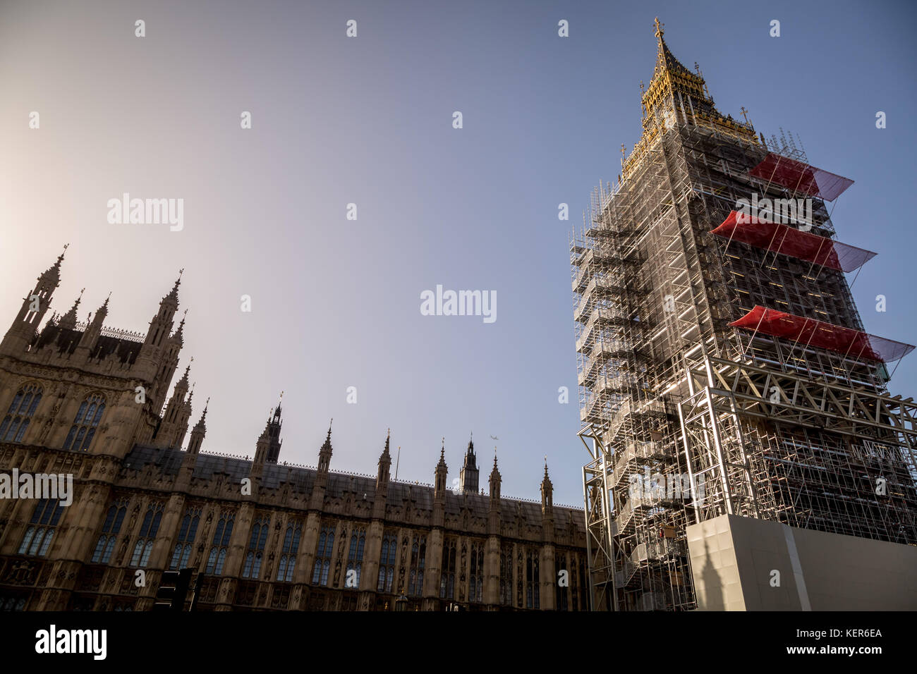 Il Big Ben e Westminster's agli edifici del Parlamento visto con i ponteggi pronto per il programma di rinnovamento che potrebbe prendere 4 anni e il costo £29m. Foto Stock