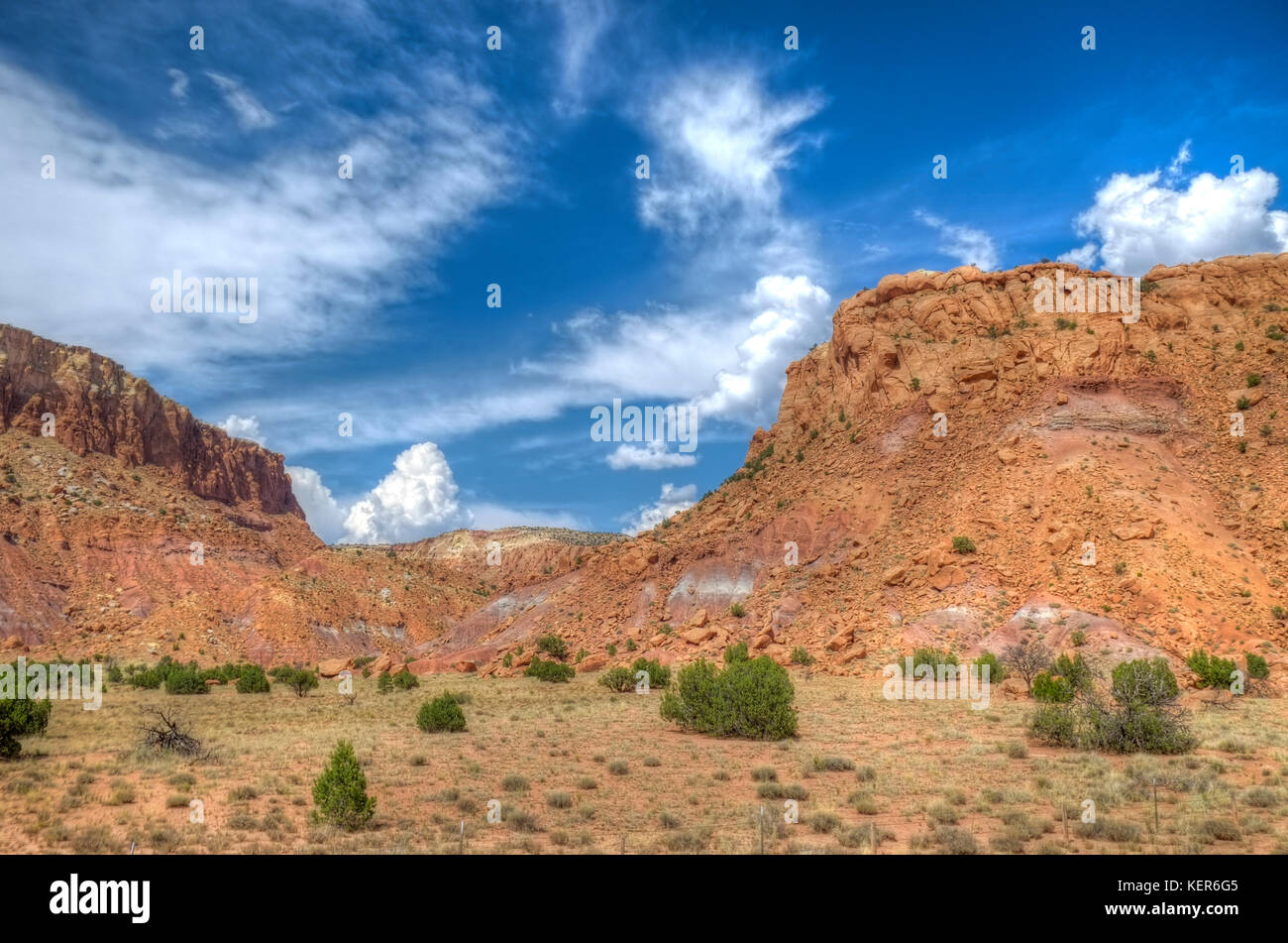 Una grande scogliera e valle nella zona di Abiquiu vicino Ghost Ranch. Non lontano da Santa Fe, New Mexico. Come si vede in Georgia o'keeffe paitings. Foto Stock