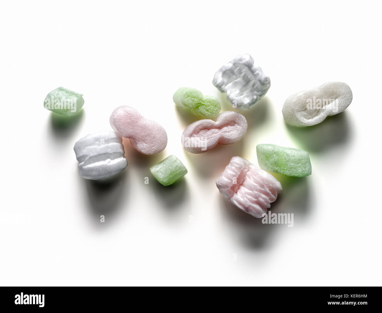 Materiali per l'imballaggio a schiuma isolati su sfondo bianco Foto Stock