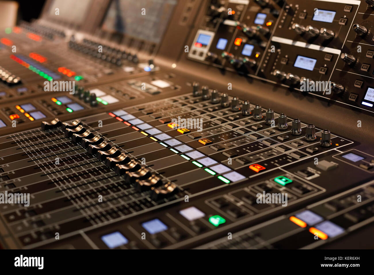 Chiusura del suono professionale console di miscelazione. messa a fuoco selettiva. Foto Stock