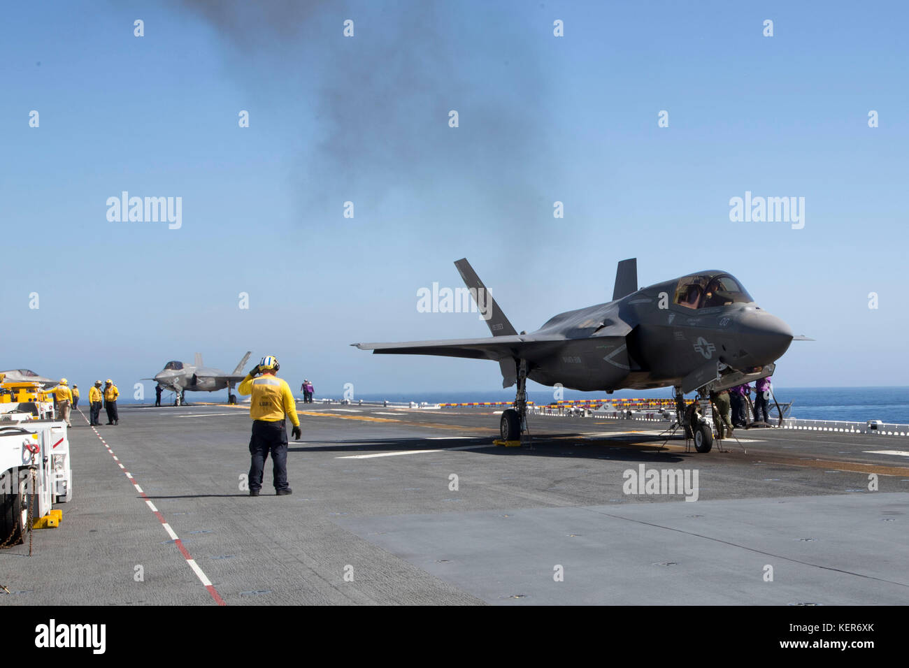 Stati Uniti I marinai della marina militare e Marines assistere F-35B Lightning II piloti Foto Stock