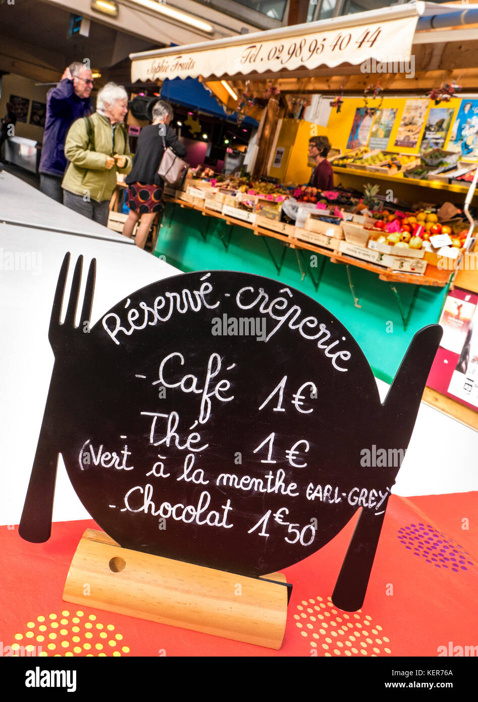 Blackboard Euro menu francese a forma di coltello piastra forcella, promozione di caffè, thé, Earl Grey, Chocolat, su tavola, Quimper Farmers Market Bretagna Francia Foto Stock