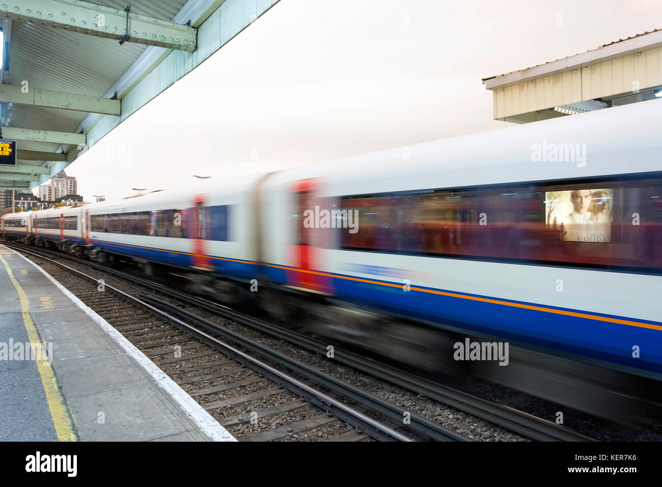 Velocizzando il treno che passa attraverso la stazione di Vauxhall, Vauxhall, Greater London, England, Regno Unito Foto Stock