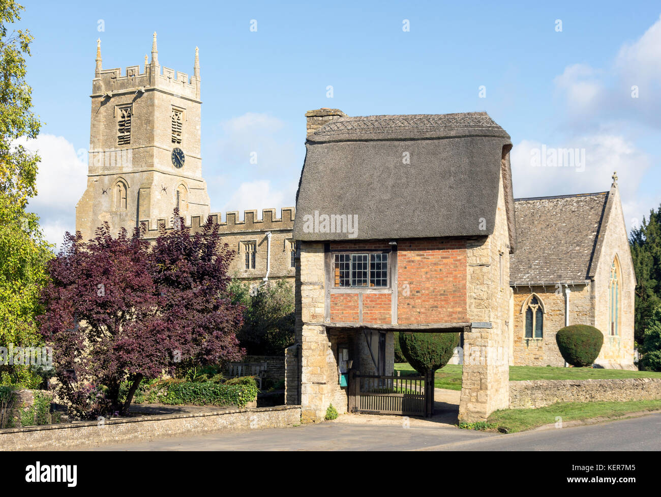 San Pietro e san Paolo la Chiesa mostra il cancello Lych, Main Street, Long Compton, Warwickshire, Inghilterra, Regno Unito Foto Stock